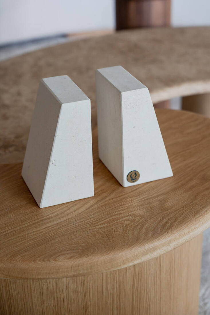 Arista Bookends