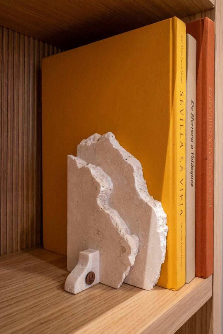 Cantil Bookend 6
