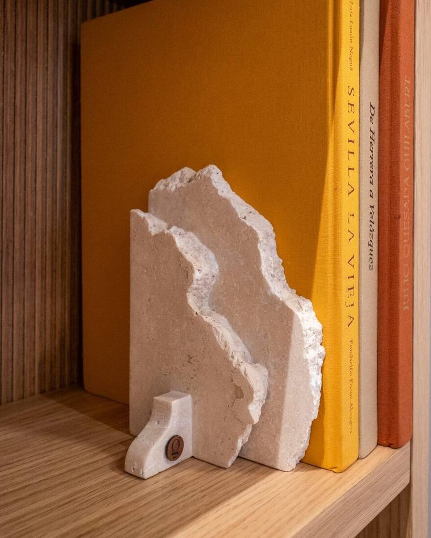 Cantil Bookend 10